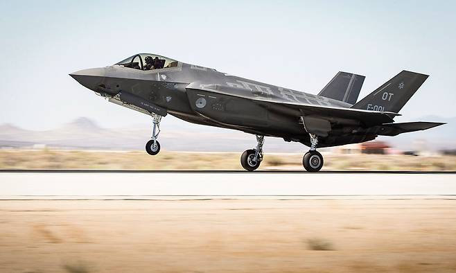 네덜란드 공군 소속 F-35A 스텔스 전투기가 활주로에서 이륙하고 있다. 네덜란드 국방부 제공