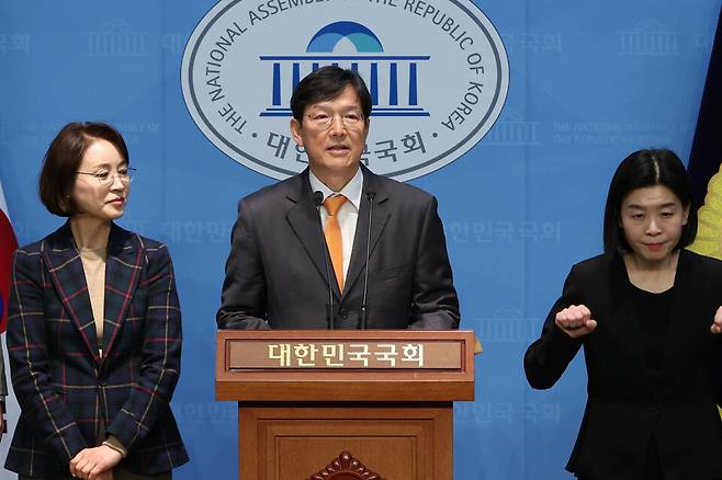 함익병 개혁신당 선거관리위원장이 18일 서울 여의도 국회 소통관에서 조기 대선의 개혁신당 대선 후보로 이준석 의원을 선출한 투표결과를 설명하고 있다. ⓒ연합뉴스