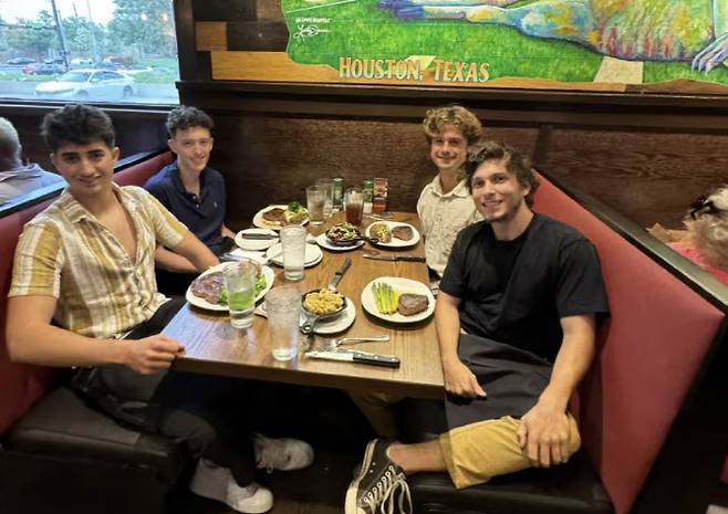 칼 AI의 잭 야데가리 최고경영자(CEO·왼쪽아래), 헨리 랭맥 최고기술책임자(CTO·왼쪽 위), 블레이크 앤더슨 공동 창립자(오른쪽 위), 제이크 카스티요 최고운영책임자(COO·오른쪽 아래).(사진=테크크런치)