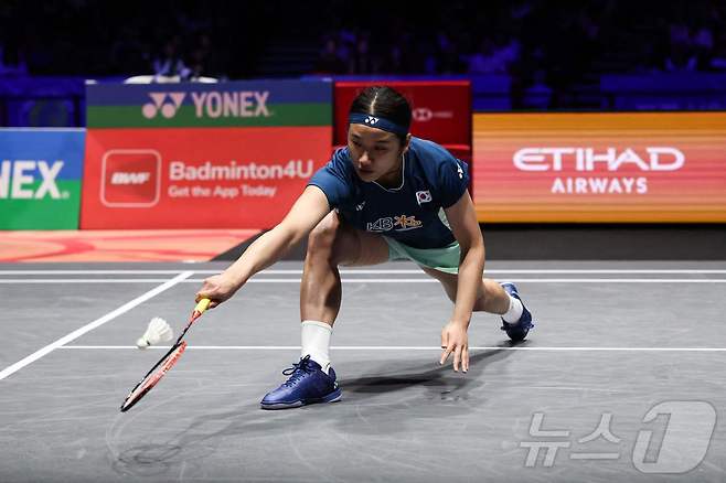 '셔틀콕 여제' 안세영이 17일(한국시간) 영국 버밍엄에서 열린 세계배드민턴연맹(BWF) 월드투어 슈퍼 1000 전영오픈 여자 단식 결승전에서 수비하고 있다. 안세영은 이날 경기에서 랭킹 2위 왕즈이(중국)를 2-1(13-21 21-18 21-18)로 누르고 우승을 차지했다. 2025.3.17 ⓒ AFP=뉴스1 ⓒ News1 김성진 기자