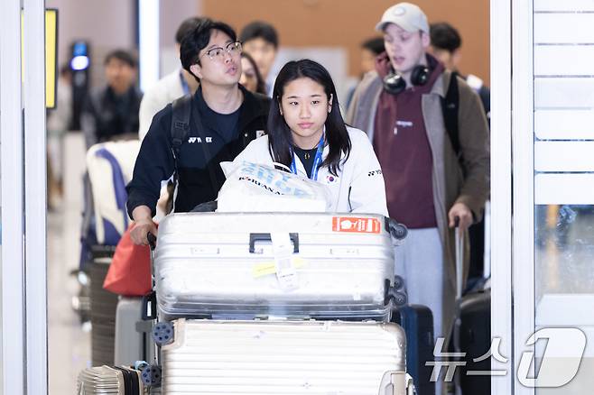 전영 오픈에서 우승을 차지한 배드민턴 안세영이 18일 오후 인천국제공항을 통해 귀국하고 있다. 2025.3.18/뉴스1 ⓒ News1 이승배 기자