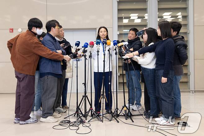 전영 오픈에서 우승을 차지한 배드민턴 안세영이 18일 오후 인천국제공항을 통해 귀국해 취재진과 인터뷰하고 있다. 배드민턴 여자 단식 세계랭킹 1위 안세영은 지난 17일(한국시간) 영국 버밍엄에서 열린 세계배드민턴연맹(BWF) 월드투어 슈퍼 1000 전영 오픈 여자 단식 결승전에서 왕즈이(중국)을 상대로 역전승해 2년 만의 정상 탈환에 성공했다. 또 올해 들어 20경기 연속 무패 행진을 이어가며 국제대회 4연속 우승이라는 금자탑도 세웠다. 2025.3.18/뉴스1 ⓒ News1 이승배 기자