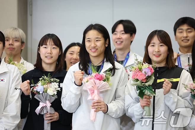 전영 오픈에서 우승을 차지한 배드민턴 안세영이 18일 오후 인천국제공항을 통해 귀국 후 기념 촬영을 하고 있다. 2025.3.18/뉴스1 ⓒ News1 이승배 기자