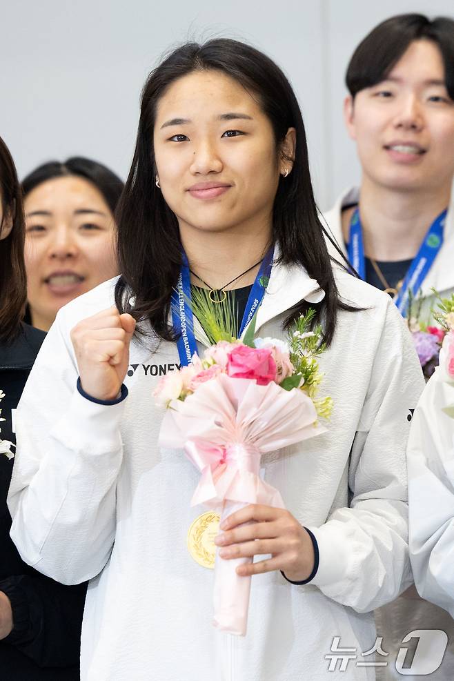 전영 오픈에서 우승을 차지한 배드민턴 안세영이 18일 오후 인천국제공항을 통해 귀국해 기념촬영하고 있다. 2025.3.18/뉴스1 ⓒ News1 이승배 기자
