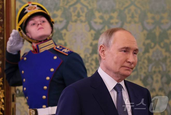 블라디미르 푸틴 러시아 대통령이 지난 17일(현지시간) 모스크바 크렘린 궁에서 에모말리 라흐몬 타지키스탄 대통령과 회담에 도착을 하고 있다. 2025.03.18 ⓒ AFP=뉴스1 ⓒ News1 우동명 기자