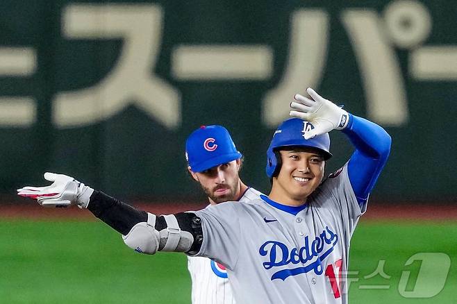 18일 일본 도쿄돔에서 열린 메이저리그(MLB) '도쿄 시리즈' 로스앤젤레스 다저스와 시카고 컵스와의 경기에서 2루타 친 오타니 쇼헤이가 기뻐하고 있다. ⓒ AFP=뉴스1