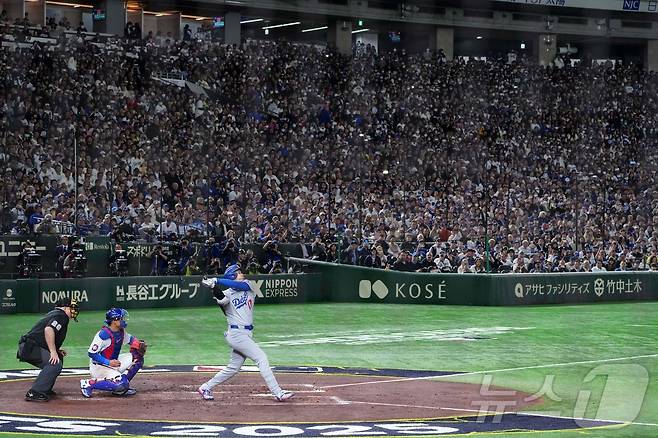 18일 일본 도쿄돔에서 열린 메이저리그(MLB) '도쿄 시리즈' 로스앤젤레스 다저스와 시카고 컵스와의 경기에서 오타니 쇼헤이가 타격을 하고 있다. ⓒ AFP=뉴스1