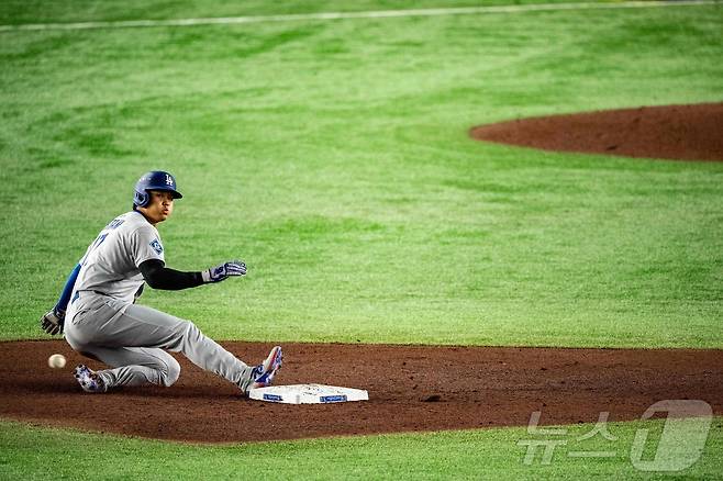 18일 일본 도쿄돔에서 열린 메이저리그(MLB) '도쿄 시리즈' 로스앤젤레스 다저스와 시카고 컵스와의 경기에서 2루타를 친 오타니 쇼헤이가 베이스로 슬라이딩을 하고 있다. ⓒ AFP=뉴스1
