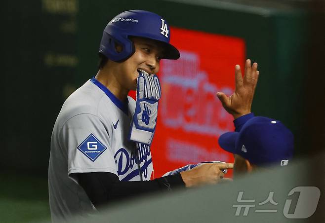 18일 일본 도쿄돔에서 열린 메이저리그(MLB) '도쿄 시리즈' 로스앤젤레스 다저스와 시카고 컵스와의 경기에서 오타니 쇼헤이가 득점 성공 후 동료들과 기뻐하고 있다. ⓒ 로이터=뉴스1