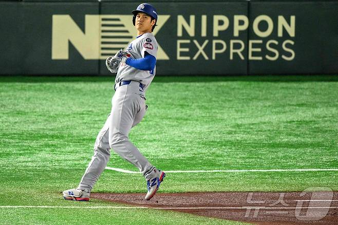 18일 일본 도쿄돔에서 열린 메이저리그(MLB) '도쿄 시리즈' 로스앤젤레스 다저스와 시카고 컵스와의 경기에서 오타니 쇼헤이가 관중을 바라보고 있다. ⓒ AFP=뉴스1