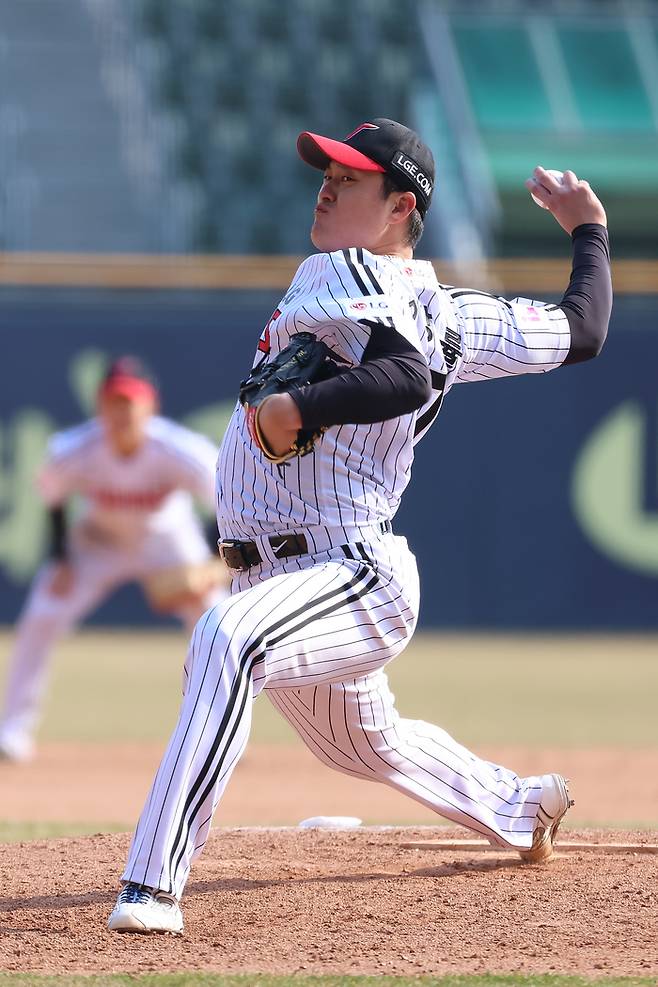 LG 김강률이 17일 잠실구장에서 열린 2025 KBO리그 시범경기 NC와 경기에서 역투하고 있다. 사진 | LG 트윈스