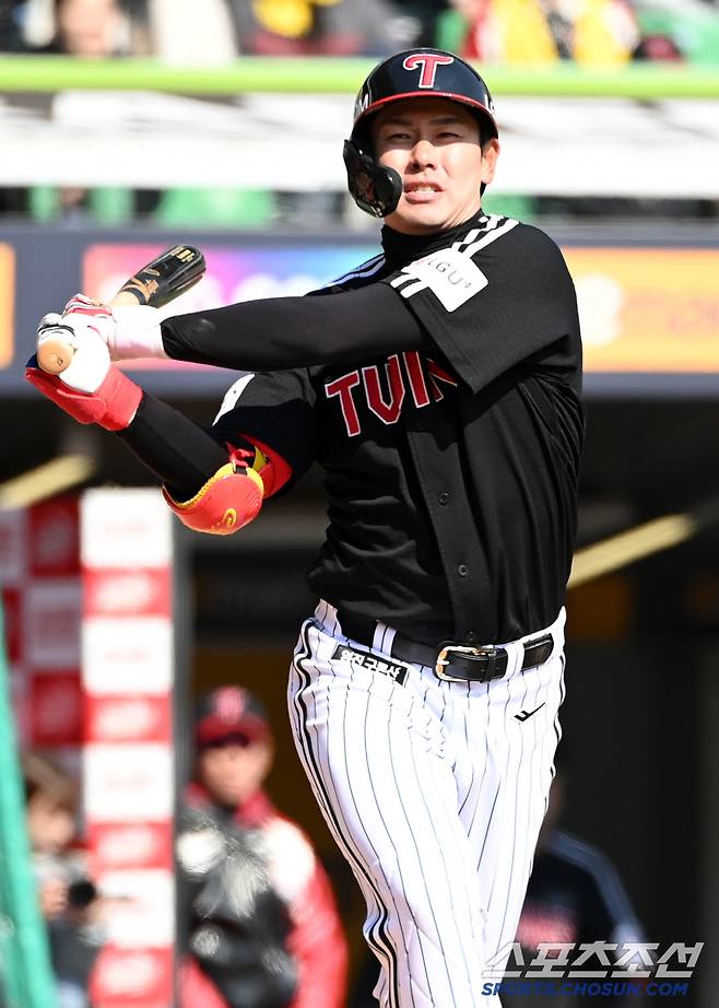 16일 인천SSG랜더스필드에서 열린 시범경기 LG와 SSG의 경기, LG 홍창기가 스윙을 하고 있다. 인천=허상욱 기자wook@sportschosun.com/2025.03.16/