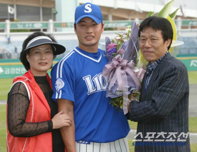 2006냔 10월1일 프로야구 삼성과 현대의 경기
오승환이 아시아 신기록인 통산 47세이브를 기록한후 어마니 故 김형덕씨(왼쪽)와 아버지 오병옥씨의 축하를 받고 있다
스포츠조선DB
