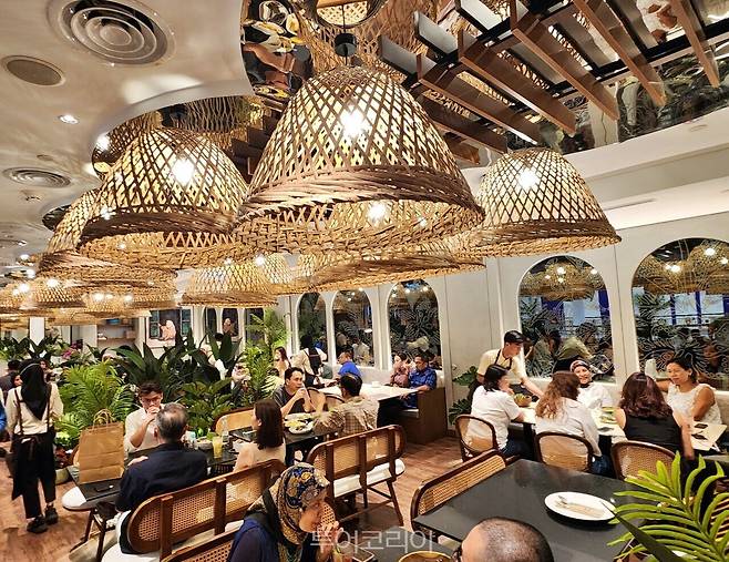 수리아 KLCC 쇼핑몰 내에는 다양한 레스토랑과 커피, 디저트숍이 있다./사진-투어코리아