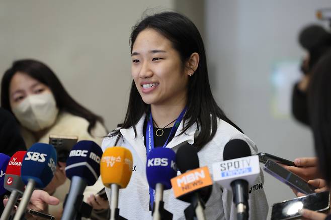 <yonhap photo-3569=""> 인터뷰하는 안세영 (영종도=연합뉴스) 이정훈 기자 = 세계배드민턴연맹(BWF) 월드투어 슈퍼1000 전영오픈에서 우승한 안세영이 18일 인천국제공항 2터미널을 통해 귀국한 뒤 인터뷰하고 있다. 2025.3.18 uwg806@yna.co.kr/2025-03-18 18:16:12/ <저작권자 ⓒ 1980-2025 ㈜연합뉴스. 무단 전재 재배포 금지, AI 학습 및 활용 금지></yonhap>