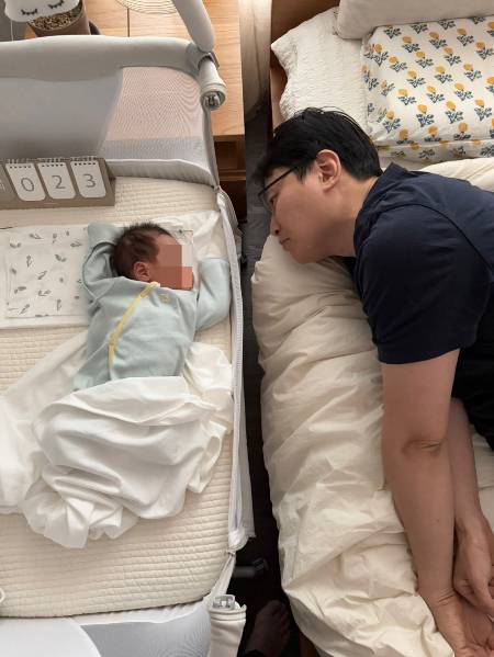 어떻게 해야 너와 함께 잘 보낼 수 있을까. 다양한 얘기를 울음 하나로 전하는 아가를 보며, 정말 알고 싶어 자는 모습까지 물끄러미 관찰하던 시간들. 그게 켜켜이 쌓이니, 조금은 아가의 마음을 짐작할 수 있게 되었다. 아니, 솔직히 여전히 잘 모르겠다(하하). 아가는 계속 자라고 달라지므로./사진=남형도 기자 아내