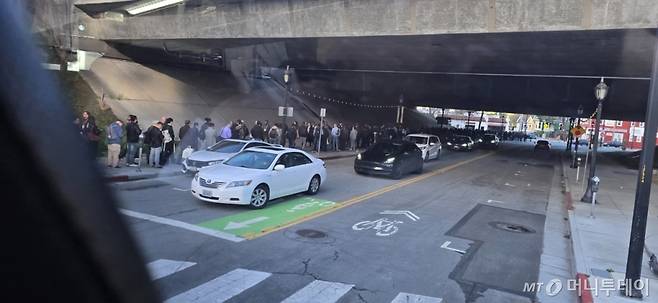 '엔비디아 GTC 2025' 관람객들이 젠슨 황 CEO(최고경영자)의 기조연설을 보려고 줄을 서 있다. /사진=심재현 특파원