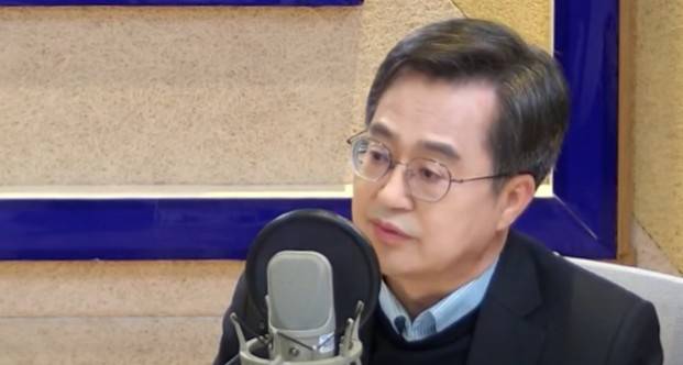 김동연 경기도지사가 19일 MBC 라디오 시사프로 '이진우의 손에 잡히는 경제'에 출연해 정치 현안에 대한 견해를 밝히고 있다. /사진제공=MBC