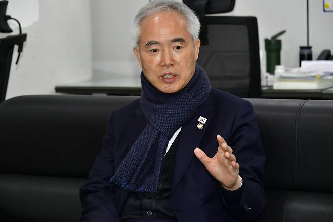 더불어민주당 광주시당 위원장인 양부남 의원이 19일 광주시의회에서 기자간담회를 열어 정치 현안에 대해 밝히고 있다. 더불어민주당 광주시당 제공