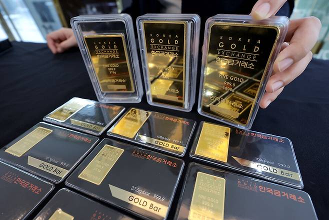 18일 서울 종로구 한국금거래소 본점에 골드바 상품이 진열되어 있다. ⓒ연합뉴스