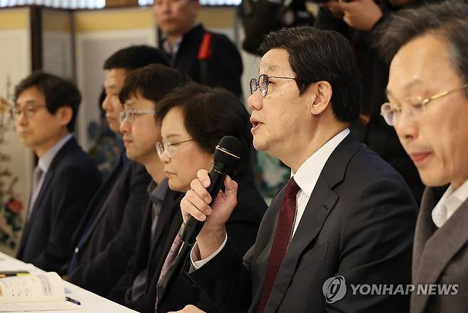 제8차 의료개혁특별위원회 개최 (서울=연합뉴스) 최재구 기자 = 노연홍 의료개혁특별위원회 위원장이 19일 서울 종로구 정부서울청사 광화문홀에서 열린 제8차 의료개혁특별위원회에서 발언하고 있다. 2025.3.19 jjaeck9@yna.co.kr