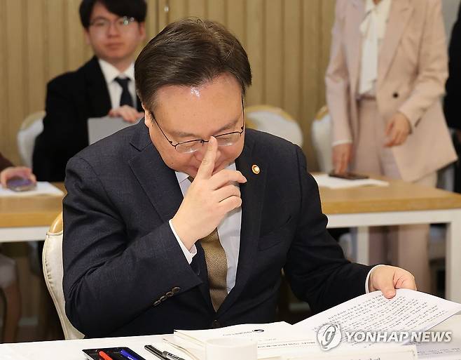 자료 살피는 조규홍 장관 (서울=연합뉴스) 최재구 기자 = 조규홍 보건복지부 장관이 19일 서울 종로구 정부서울청사 광화문홀에서 열린 제8차 의료개혁특별위원회에서 자료를 살피고 있다. 2025.3.19 jjaeck9@yna.co.kr