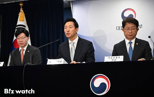 19일 서울 중구 정부서울청사에서 열린 주택시장 안정화 방안 브리핑 모습. 왼쪽부터 김소영 금융위원회 부위원장, 오세훈 서울시장, 박상우 국토교통부 장관/사진=이명근 기자 qwe123@