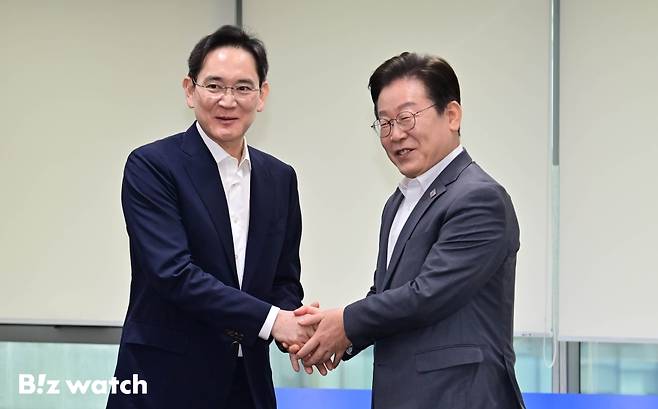 이재명 더불어민주당 대표(오른쪽)와 이재용 삼성전자 회장이 20일 오전 서울 강남구 사피(SSAFY·삼성청년소프트웨어)아카데미에서 악수를 나누고 있다./사진=이명근 기자 qwe123@