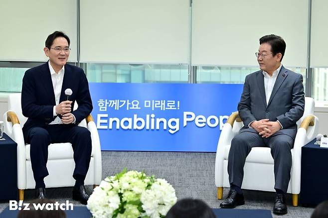 이재명 더불어민주당 대표와 이재용 삼성전자 회장이 20일 오전 서울 강남구 사피(SSAFY·삼성청년소프트웨어)아카데미에서 환담을 나누고 있다./사진=이명근 기자 qwe123@