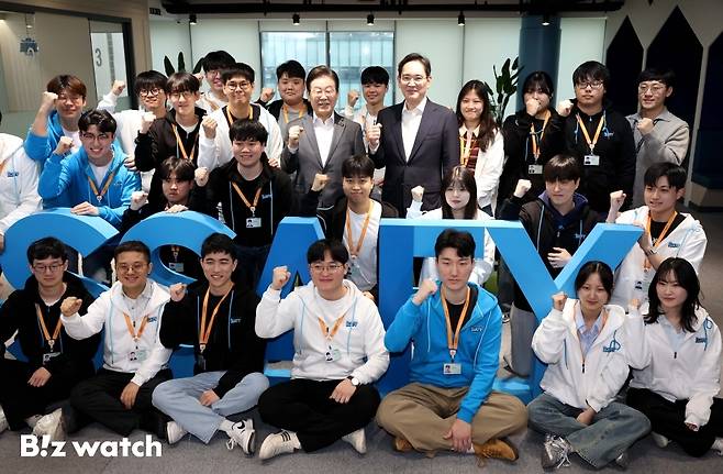 이재명 더불어민주당 대표와 이재용 삼성전자 회장이 20일 서울 강남구 삼성 청년 소프트웨어 아카데미(SSAFY)에서 열린 '청년 취업 지원 현장 간담회'에서 교육생들을 격려한 뒤 기념촬영을 하고 있다./사진=이명근 기자 qwe123@