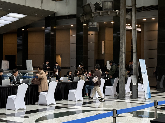 이날 오전 10시경 일부 출입로가 개방돼 밖에서 대기하던 주주 일부가 입장할 수 있었다./사진=백유진 기자 byj@