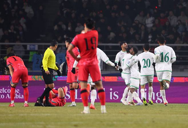 20일 경기도 고양종합운동장에서 열린 2026 북중미 월드컵 아시아 3차 예선 B조 7차전 대한민국과 오만의 경기. 오만 알리 알부사이디에게 동점골을 허용한 한국 대표팀 선수들이 허탈해 하고 있다. 사진=연합뉴스