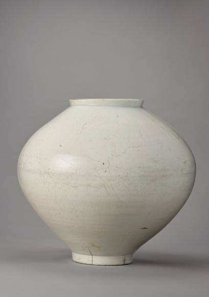18세기 조선 백자 달항아리. 17 ¼ in (45 cm) high; 17 7⁄8 in (45.5 cm) wide. Estimate: $1,800,000 – 2,500,000. Offered in Japanese & Korean Art on 18 March 2025 at Christie’s in New York (출처: 크리스티 뉴욕)