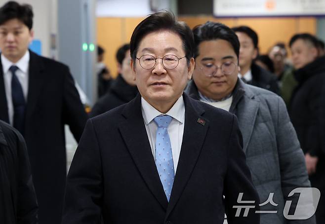이재명 더불어민주당 대표가 19일 서초구 서울중앙지방법원에서 열린 대장동 사업 관련 공직선거법 위반 혐의 항소심 4차 공판에 출석하고 있다. 2025.2.19/뉴스1 ⓒ News1 박세연 기자
