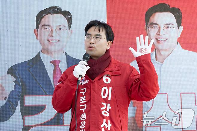구로구청장 재보궐 선거에 출마한 이강산 자유통일당 후보가 20일 오전 서울 구로구 항동푸른수목원 앞에서 지지를 호소하고 있다. 2025.3.20/뉴스1 ⓒ News1 이승배 기자