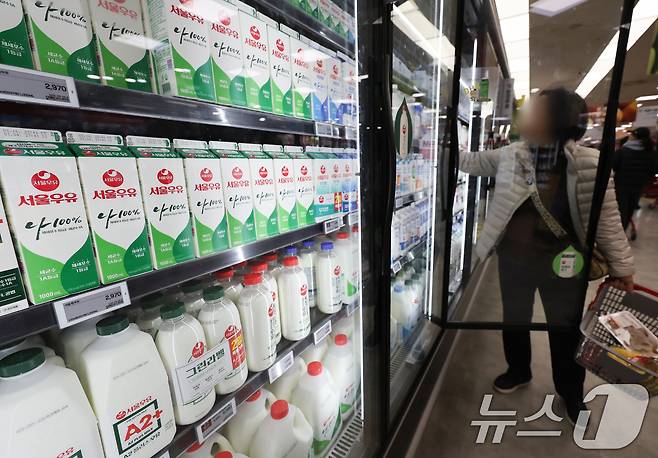 서울 도심의 한 대형마트에 우유 등 유제품들이 진열되어 있다. 2025.3.9/뉴스1 ⓒ News1 허경 기자