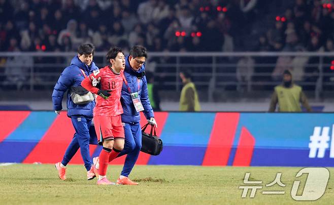 20일 오후 경기 고양시 고양종합운동장에서 열린 2026 국제축구연맹(FIFA) 북중미 월드컵 아시아 3차 예선 B조 7차전 대한민국과 오만의 경기에서 대한민국 이강인이 발목 부상으로 교체되고 있다. 2025.3.20/뉴스1 ⓒ News1 이승배 기자