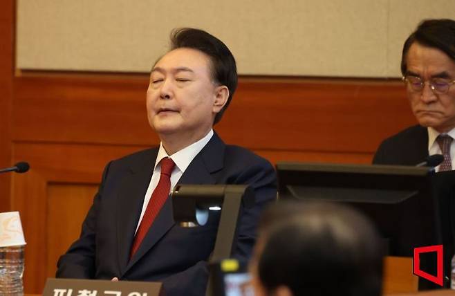 윤석열 대통령이 지난달 13일 서울 종로구 헌법재판소에서 열리는 탄핵심판 8차 변론에 출석하고 있다. <2025.2.13 사진공동취재단>