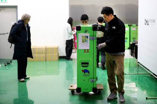 '불멸의 화가 반 고흐' 특별전이 다음 주 대전시립미술관에서 막을 올리는 가운데 특별전 관계자들이 19일 대전시립미술관에서 반 고흐의 원화를 포장한 방탄 소재 크레이트를 살펴보고 있다. 김영태 기자