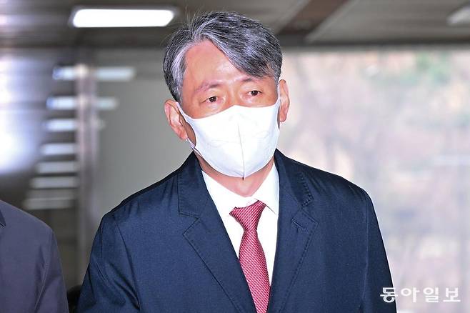 ‘12·3 비상계엄’ 사태 동조 혐의로 기소된 조지호 경찰청장이 20일 오전 서울 서초동 서울중앙지방법원에서 열린 첫 공판에 출석하고 있다. 2025.03.20 변영욱 기자 cut@donga.com