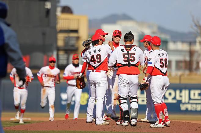 지난 16일 삼성 라이온즈와 시범경기에서 승리한 뒤 기아 타이거즈 선수들 모습. 기아 타이거즈 제공