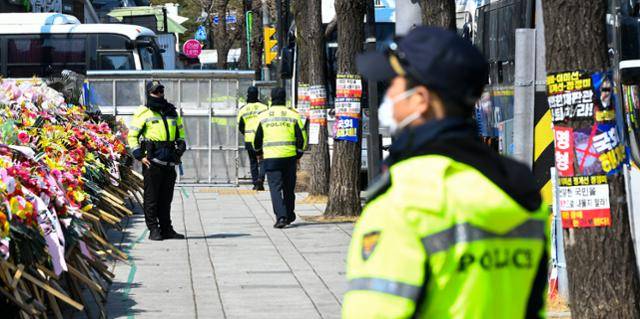 19일 서울 종로구 헌법재판소 앞에 경찰 경계가 강화되고 있다. 남동균 인턴기자