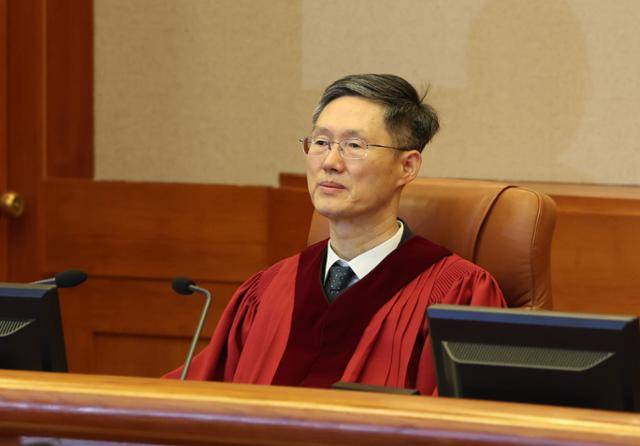 문형배 헌법재판소장 권한대행이 18일 서울 종로구 헌법재판소에서 열린 박성재 법무부 장관의 탄핵심판 1차 변론기일에 참석해 있다. 사진공동취재