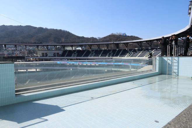 <yonhap photo-4504=""> 대전한화생명볼파크에 설치된 인피티니풀. 연합뉴스</yonhap>