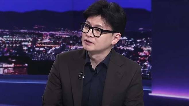 한동훈 전 국민의힘 대표가 지난 3일 TV조선과 인터뷰하고 있다. TV조선 갈무리