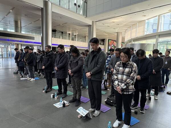 ▲조합원들은 노동 의례를 통해 공영방송의 정치적 독립을 외쳤던 고 이용마 MBC 기자와 제주항공 여객기 참사로 희생된 고 안윤석 목포MBC PD를 추모했다. 사진=윤유경 기자.