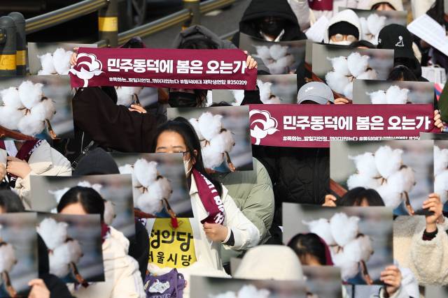 ▲동덕여자대학교 재학생연합 회원들이 3일 서울 종로구 북인사마당 앞에서 열린 동덕여대 재단을 규탄하는 집회에서 동덕여대 교화인 목화 팻말을 들고 구호를 외치고 있다. ⓒ연합뉴스