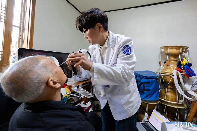 2월23일 김동은 계명대 이비인후과 교수가 경남 창원시 판신마을 주민의 콧속에서 녹조 독소 시료를 채취하고 있다. ⓒ시사IN 신선영