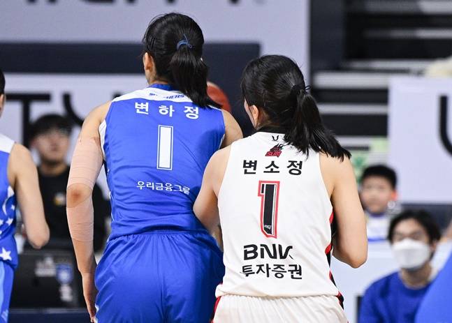 우리은행 변하정(왼쪽)과 BNK 변소정. /사진=WKBL 제공