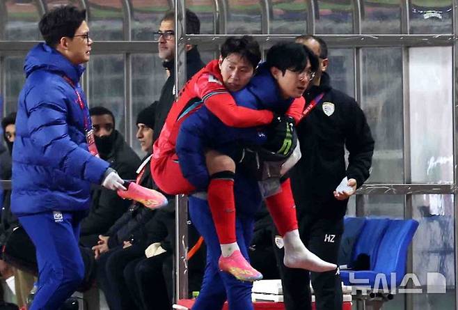 업혀 나가는 이강인(가운데). /사진=뉴시스 제공